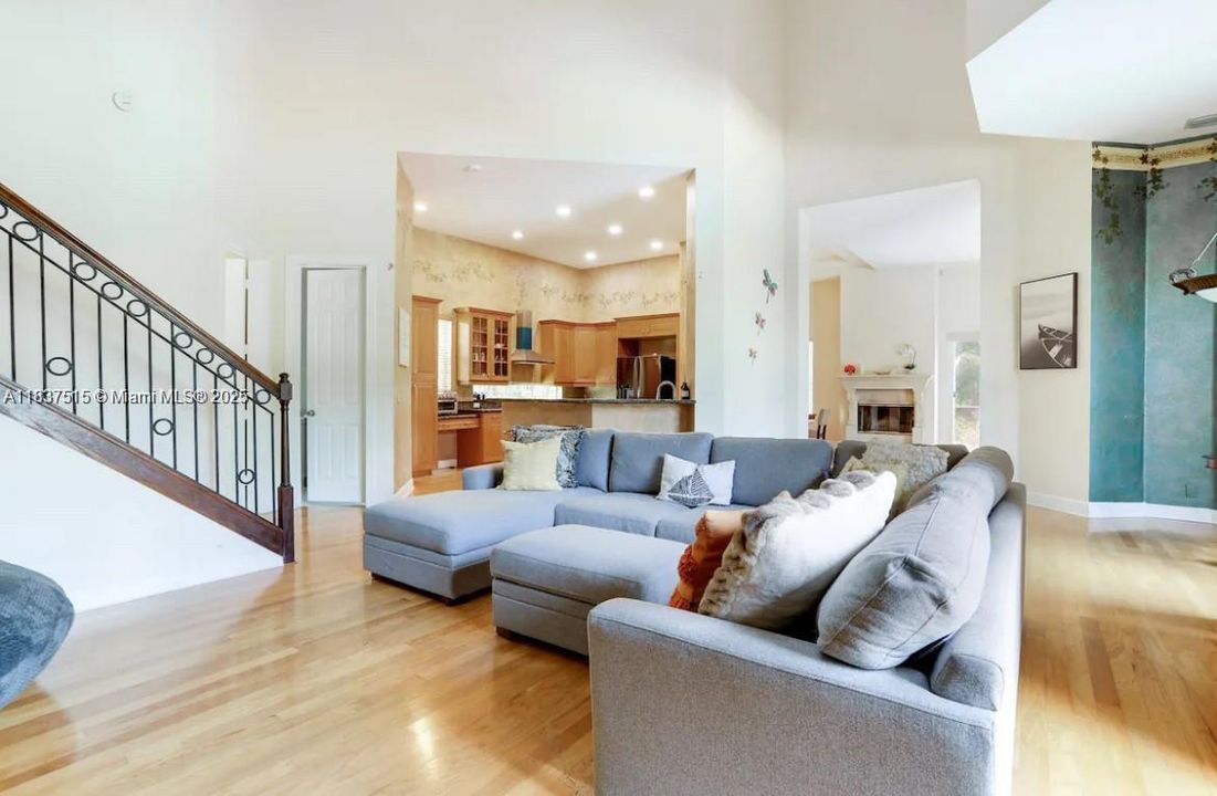 For Rent: $12,500 (5 beds, 4 baths, 5500 Square Feet)