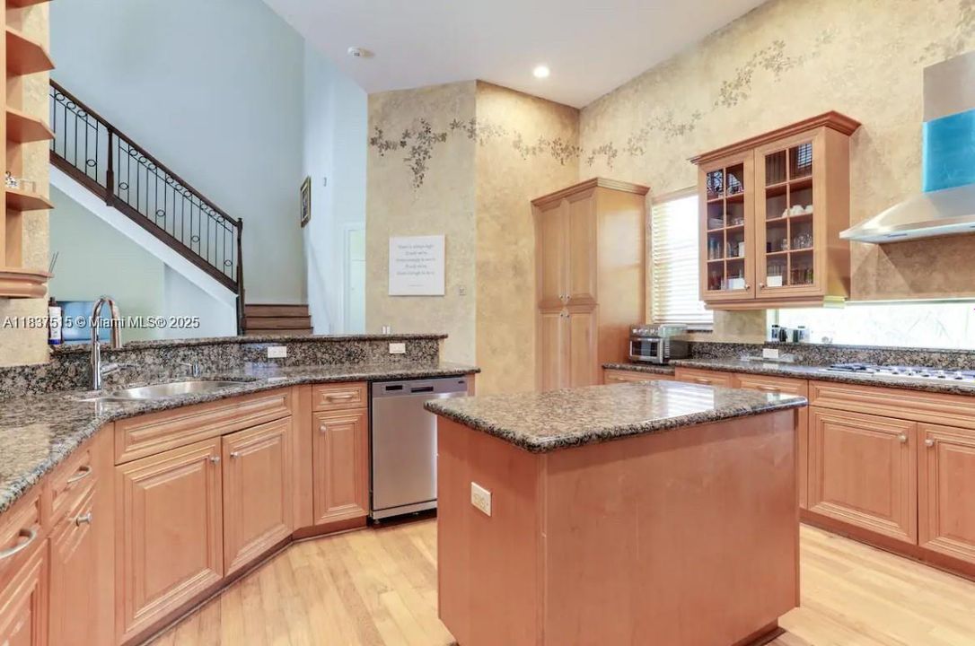 For Rent: $12,500 (5 beds, 4 baths, 5500 Square Feet)