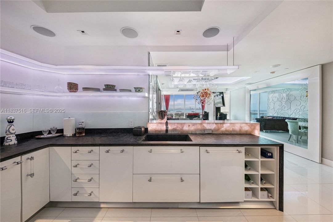 待售: $5,695,000 (2 贝兹, 2 浴室, 1791 平方英尺)