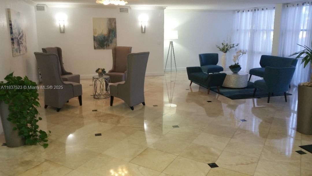 For Sale: $220,000 (1 beds, 1 baths, 915 Square Feet)