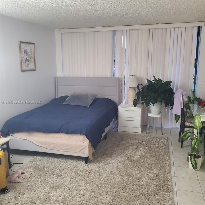 For Sale: $220,000 (1 beds, 1 baths, 915 Square Feet)