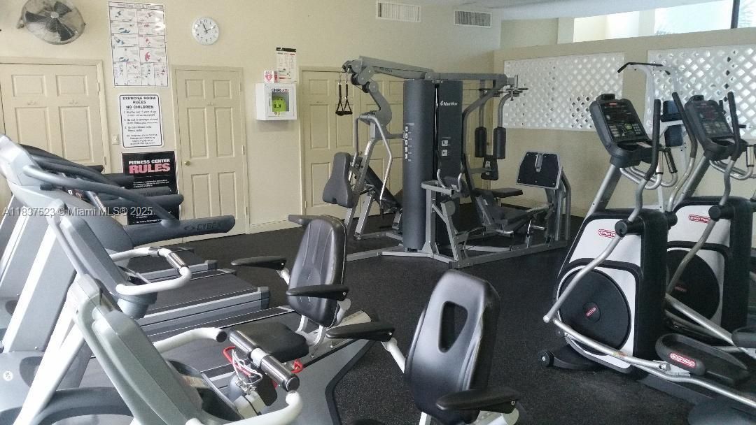 For Sale: $220,000 (1 beds, 1 baths, 915 Square Feet)