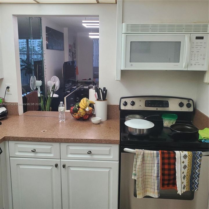 For Sale: $220,000 (1 beds, 1 baths, 915 Square Feet)