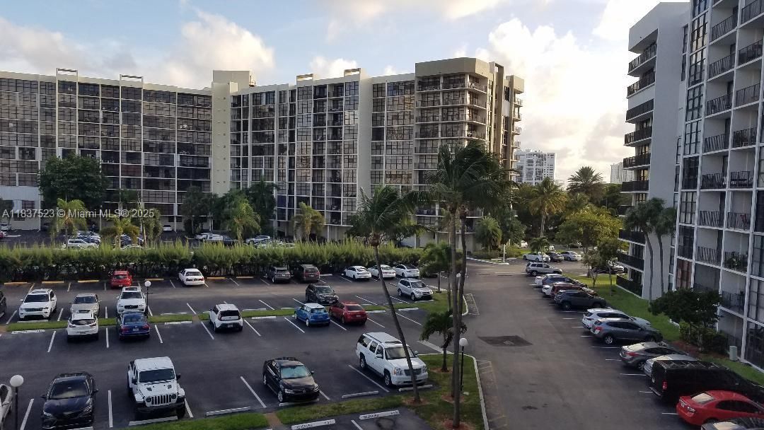 For Sale: $220,000 (1 beds, 1 baths, 915 Square Feet)