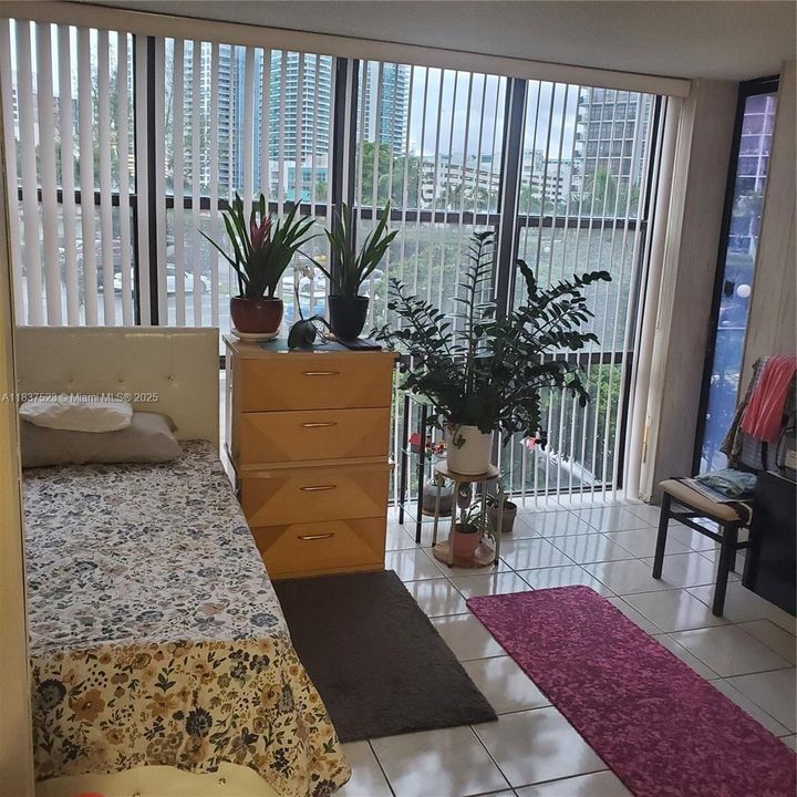 For Sale: $220,000 (1 beds, 1 baths, 915 Square Feet)