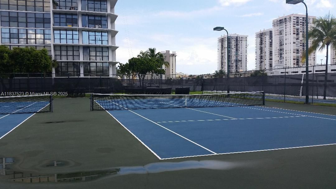 For Sale: $220,000 (1 beds, 1 baths, 915 Square Feet)