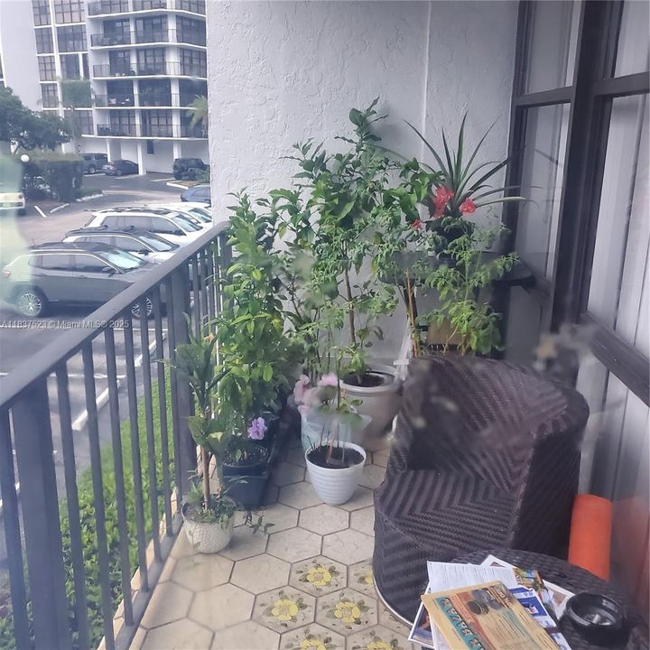 For Sale: $220,000 (1 beds, 1 baths, 915 Square Feet)