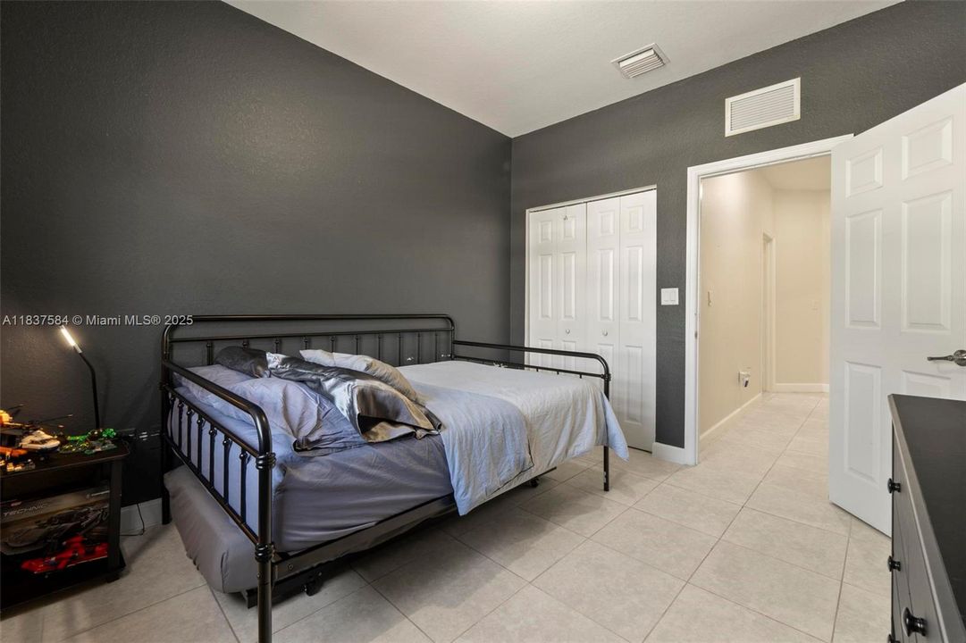 Recently Rented: $3,400 (3 beds, 2 baths, 1650 Square Feet)