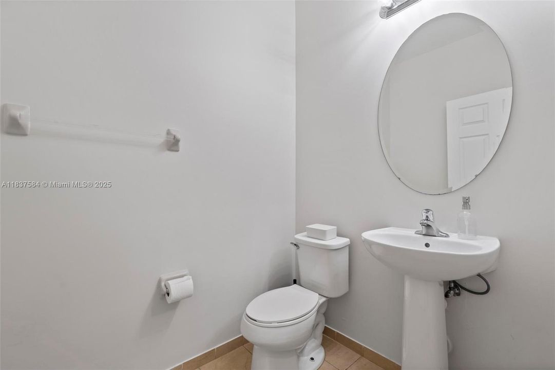 Recently Rented: $3,400 (3 beds, 2 baths, 1650 Square Feet)