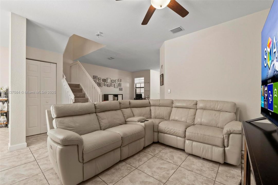 Recently Rented: $3,400 (3 beds, 2 baths, 1650 Square Feet)