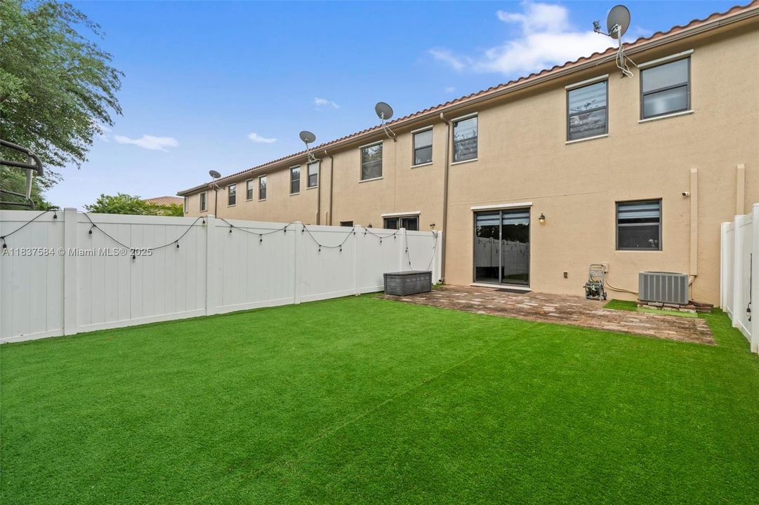 Recently Rented: $3,400 (3 beds, 2 baths, 1650 Square Feet)