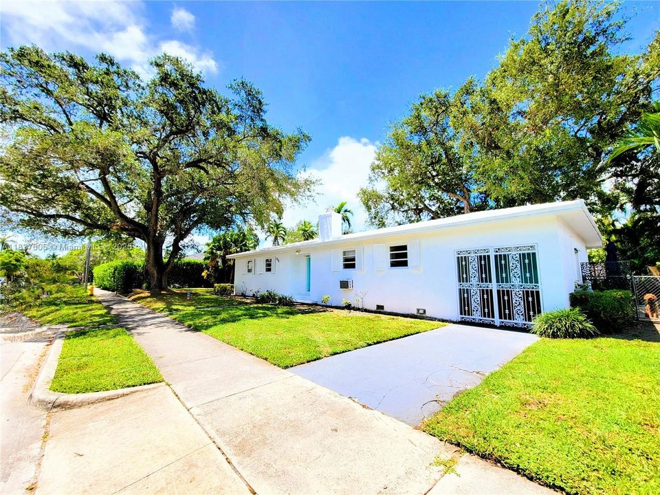 For Rent: $3,500 (2 beds, 1 baths, 1306 Square Feet)