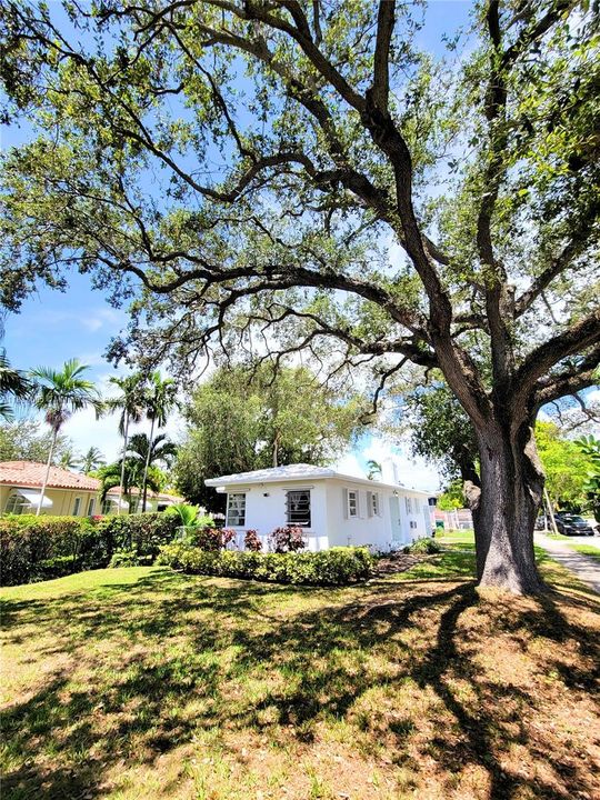 For Rent: $3,500 (2 beds, 1 baths, 1306 Square Feet)