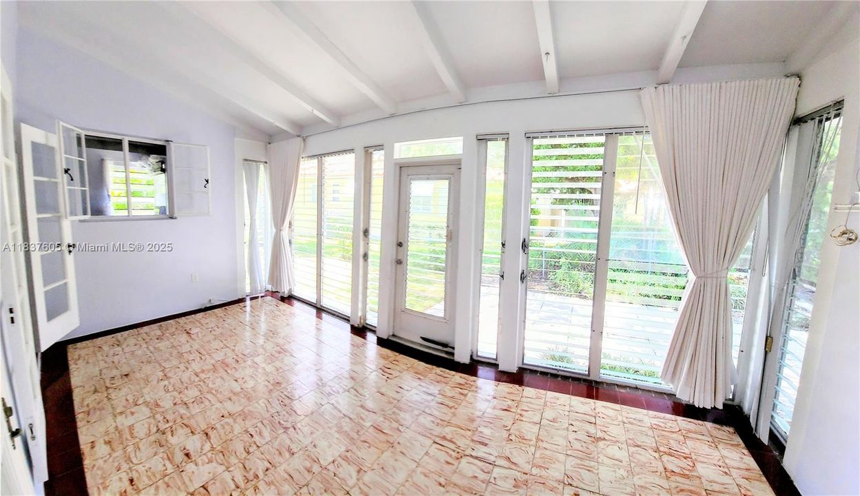 For Rent: $3,500 (2 beds, 1 baths, 1306 Square Feet)