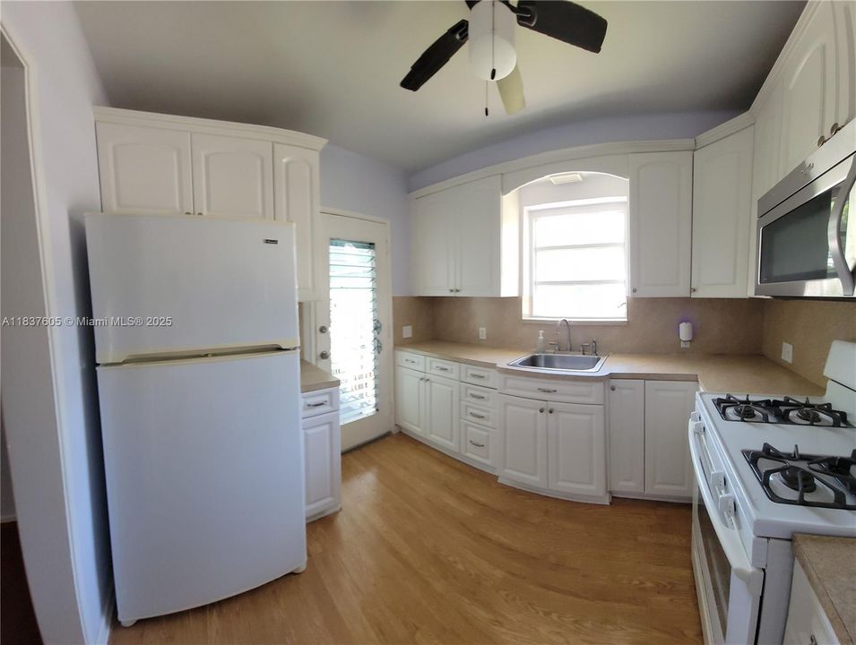 For Rent: $3,500 (2 beds, 1 baths, 1306 Square Feet)