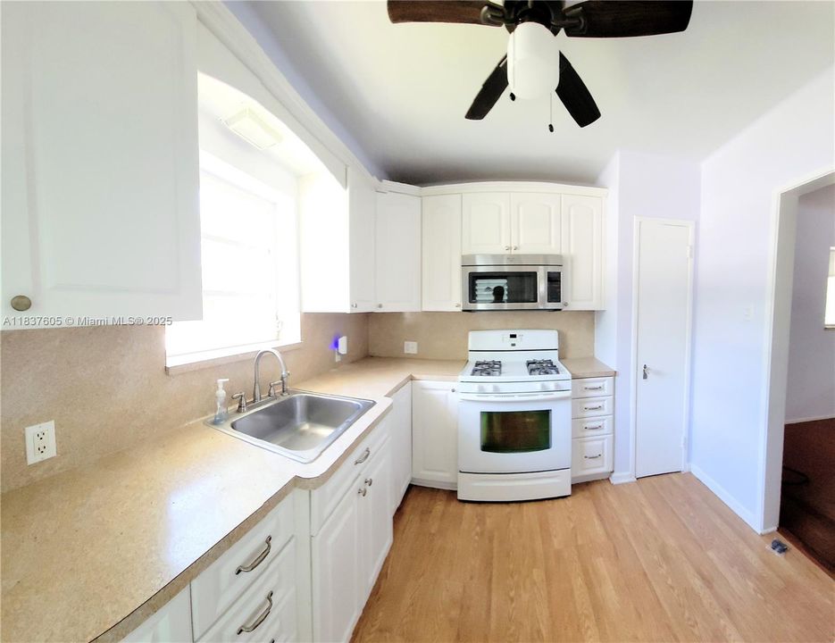 For Rent: $3,500 (2 beds, 1 baths, 1306 Square Feet)