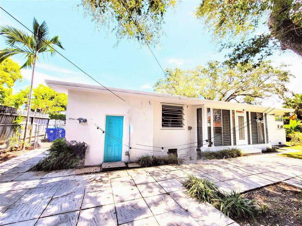 For Rent: $3,500 (2 beds, 1 baths, 1306 Square Feet)