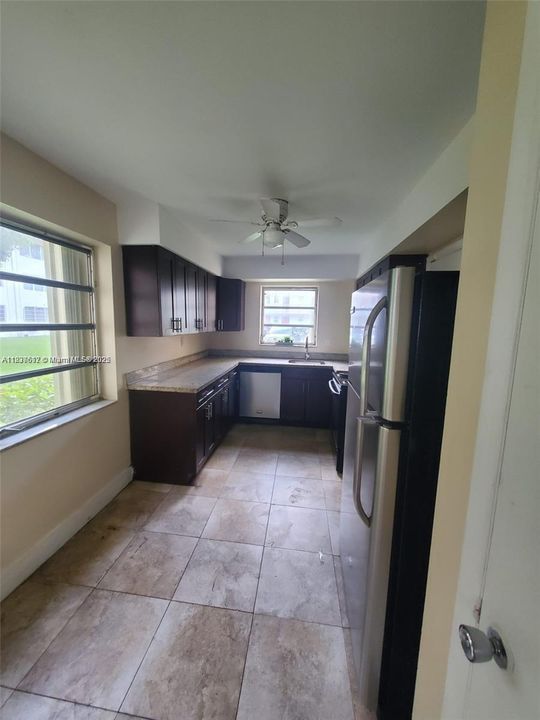 For Sale: $195,000 (2 beds, 2 baths, 1116 Square Feet)