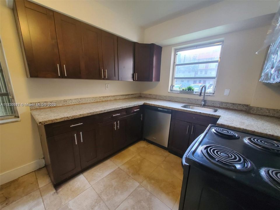 For Sale: $195,000 (2 beds, 2 baths, 1116 Square Feet)