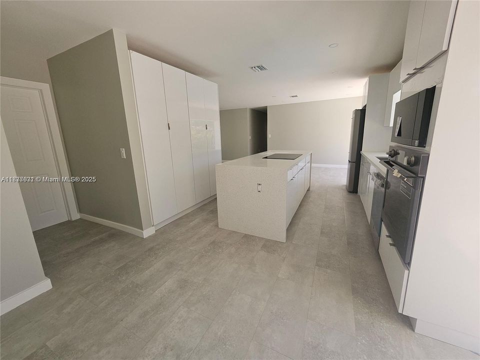 合同活跃: $750,000 (4 贝兹, 2 浴室, 1668 平方英尺)