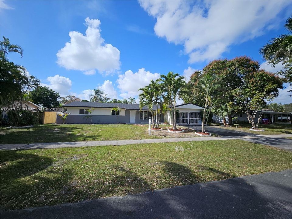 合同活跃: $750,000 (4 贝兹, 2 浴室, 1668 平方英尺)