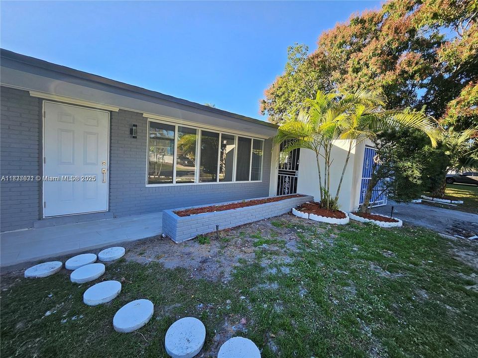 合同活跃: $750,000 (4 贝兹, 2 浴室, 1668 平方英尺)