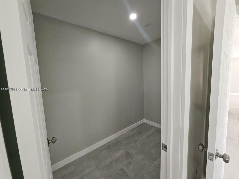 合同活跃: $750,000 (4 贝兹, 2 浴室, 1668 平方英尺)