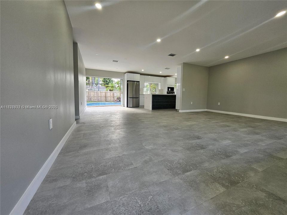 合同活跃: $750,000 (4 贝兹, 2 浴室, 1668 平方英尺)