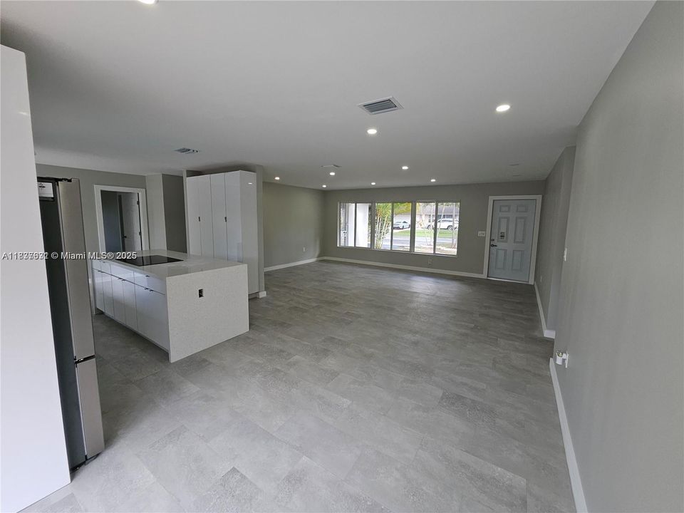 合同活跃: $750,000 (4 贝兹, 2 浴室, 1668 平方英尺)