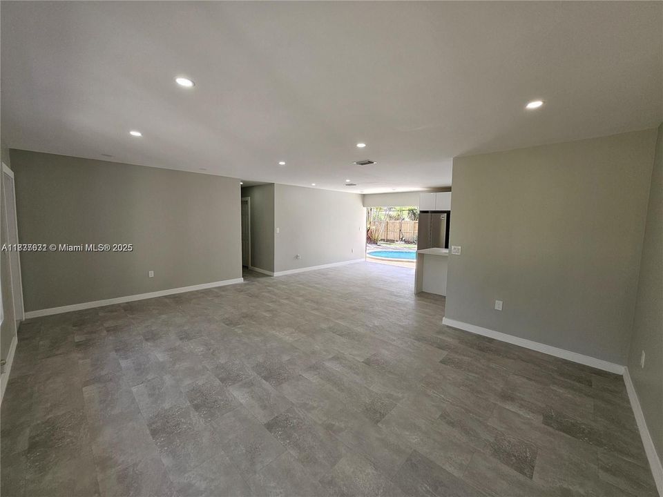 合同活跃: $750,000 (4 贝兹, 2 浴室, 1668 平方英尺)