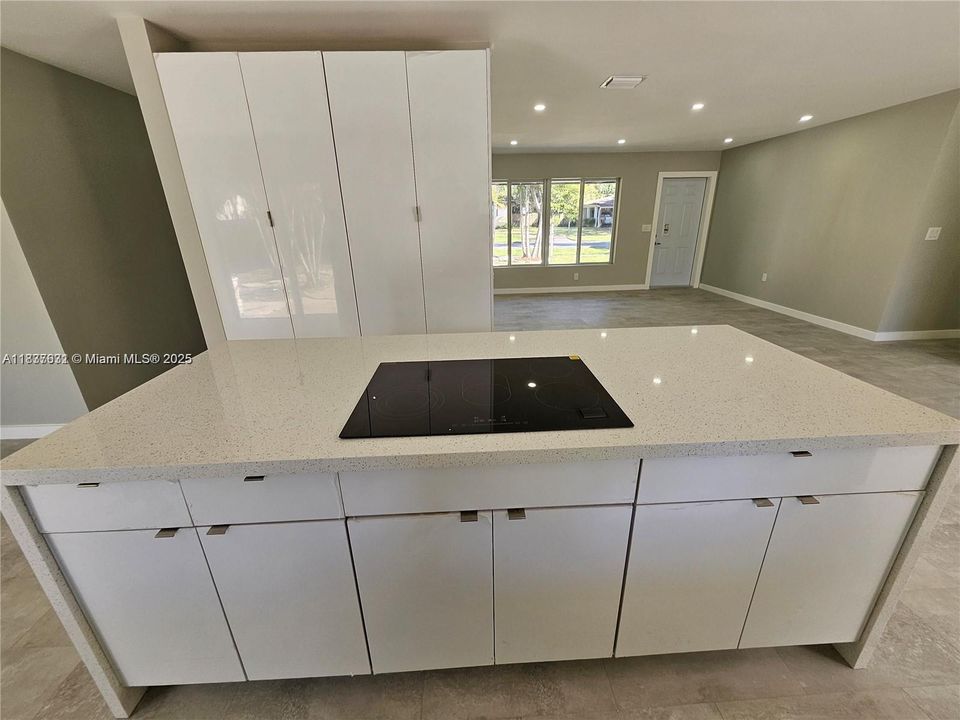 合同活跃: $750,000 (4 贝兹, 2 浴室, 1668 平方英尺)