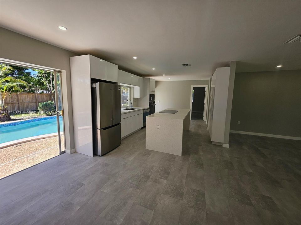 合同活跃: $750,000 (4 贝兹, 2 浴室, 1668 平方英尺)