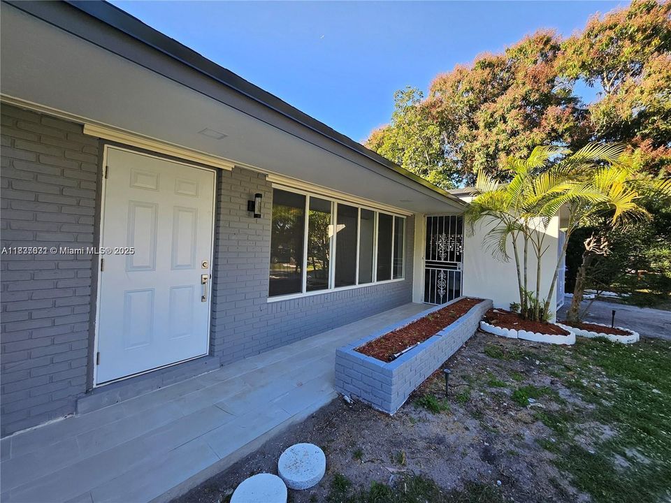 合同活跃: $750,000 (4 贝兹, 2 浴室, 1668 平方英尺)