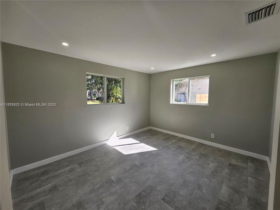 合同活跃: $750,000 (4 贝兹, 2 浴室, 1668 平方英尺)