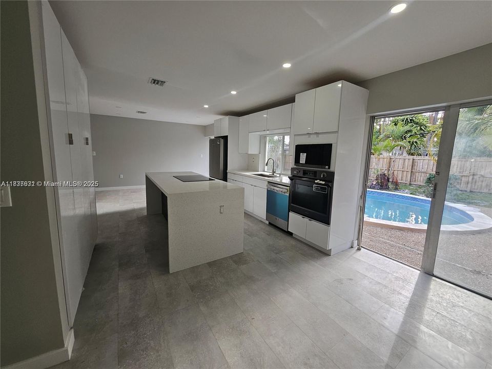 合同活跃: $750,000 (4 贝兹, 2 浴室, 1668 平方英尺)