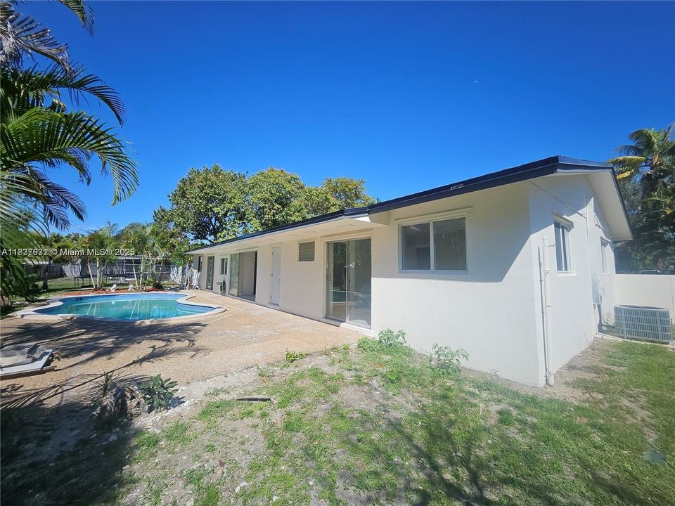 合同活跃: $750,000 (4 贝兹, 2 浴室, 1668 平方英尺)