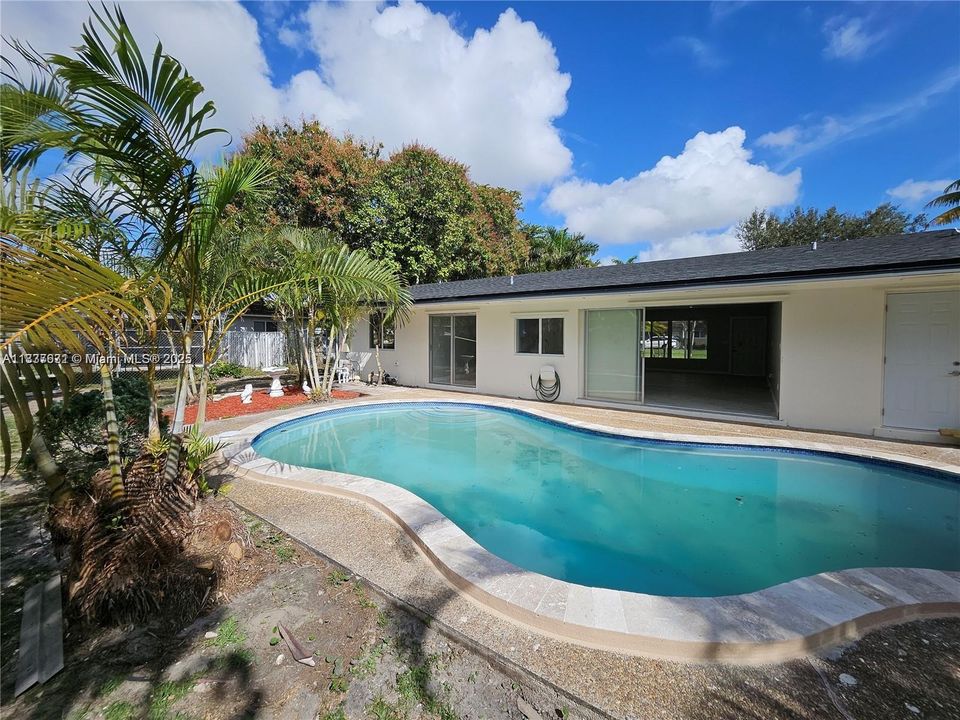 合同活跃: $750,000 (4 贝兹, 2 浴室, 1668 平方英尺)