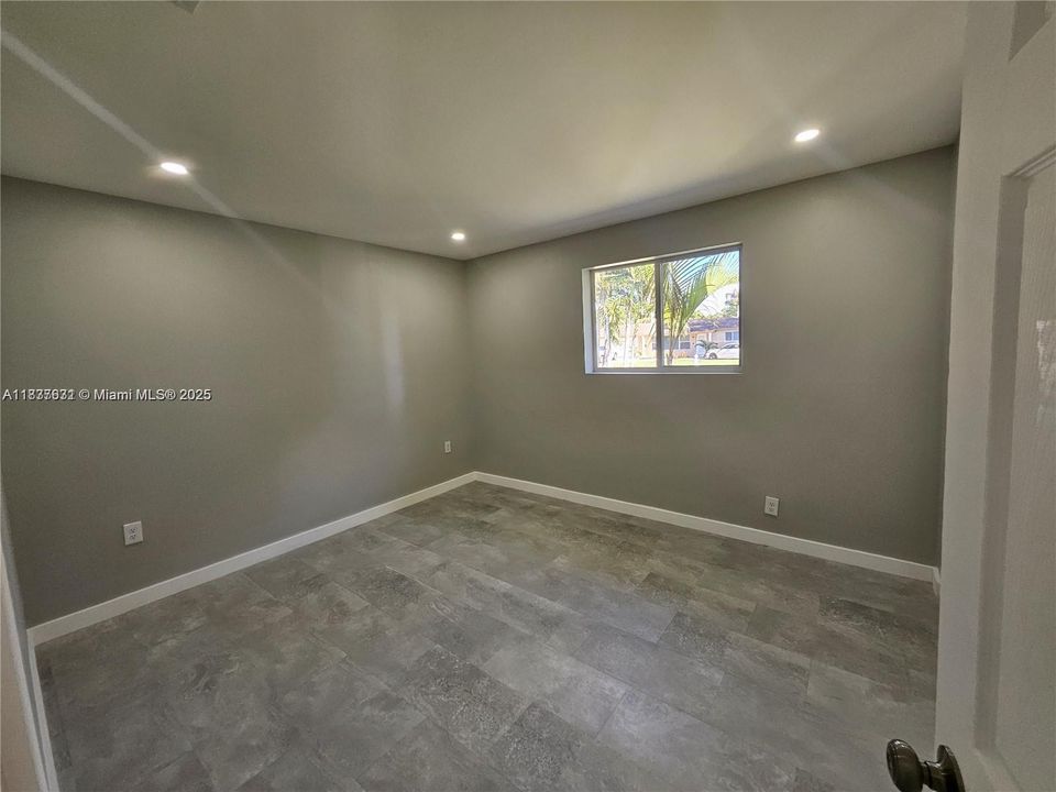 合同活跃: $750,000 (4 贝兹, 2 浴室, 1668 平方英尺)