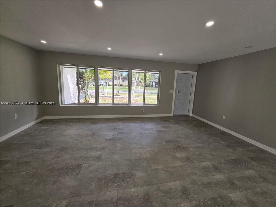 合同活跃: $750,000 (4 贝兹, 2 浴室, 1668 平方英尺)