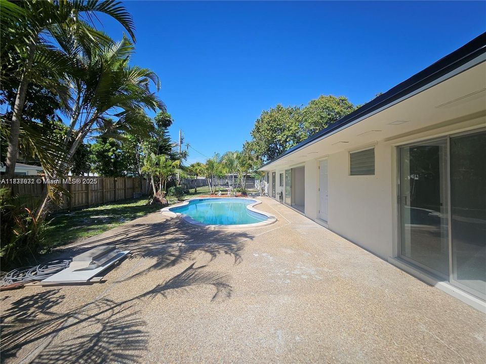 合同活跃: $750,000 (4 贝兹, 2 浴室, 1668 平方英尺)