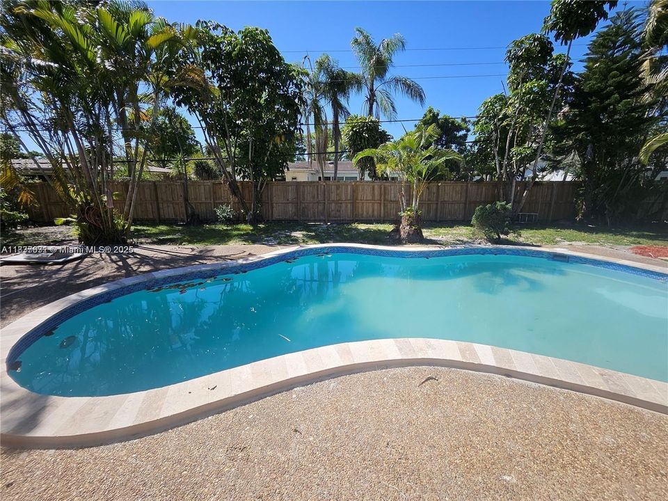 合同活跃: $750,000 (4 贝兹, 2 浴室, 1668 平方英尺)