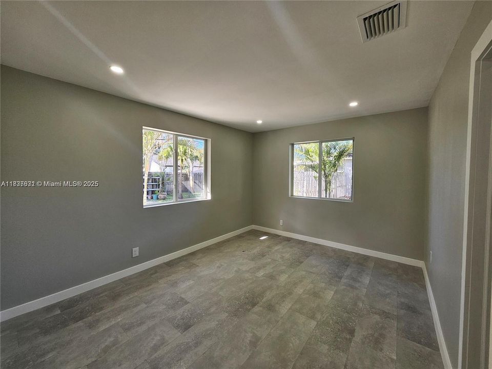 合同活跃: $750,000 (4 贝兹, 2 浴室, 1668 平方英尺)