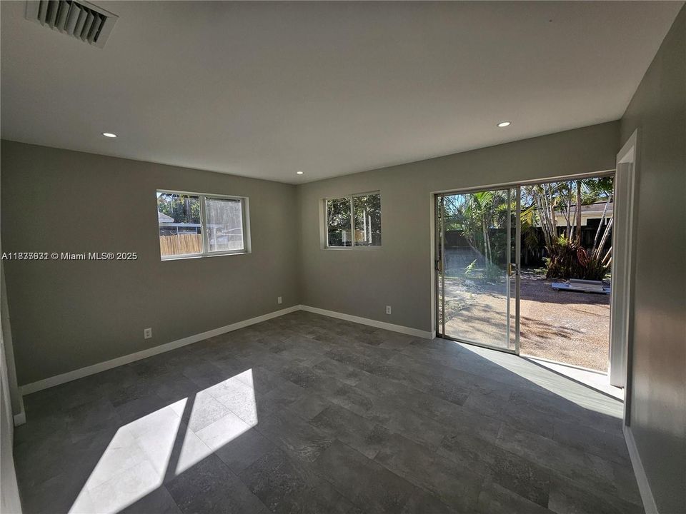 合同活跃: $750,000 (4 贝兹, 2 浴室, 1668 平方英尺)