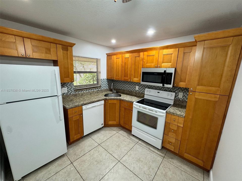 For Sale: $255,000 (2 beds, 2 baths, 982 Square Feet)