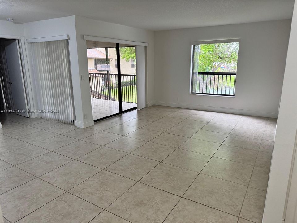 For Sale: $255,000 (2 beds, 2 baths, 982 Square Feet)