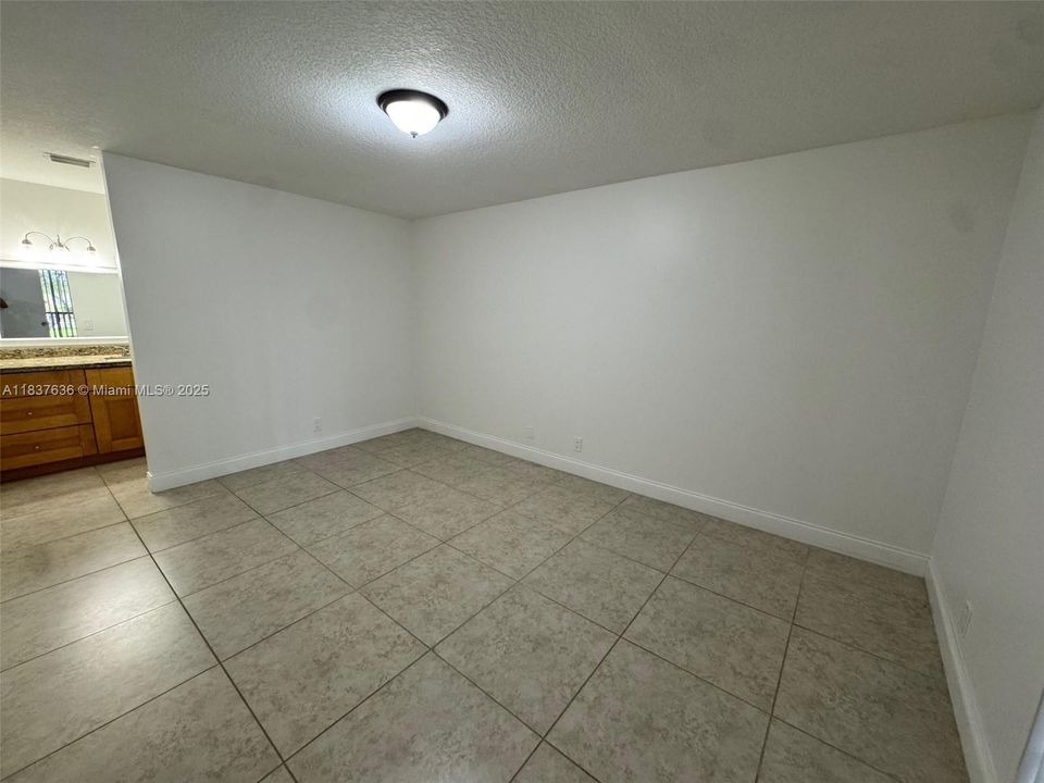 For Sale: $255,000 (2 beds, 2 baths, 982 Square Feet)