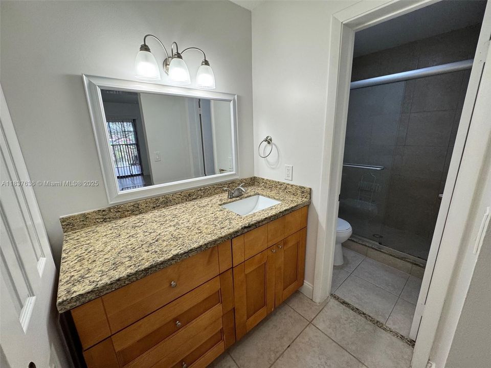 For Sale: $255,000 (2 beds, 2 baths, 982 Square Feet)