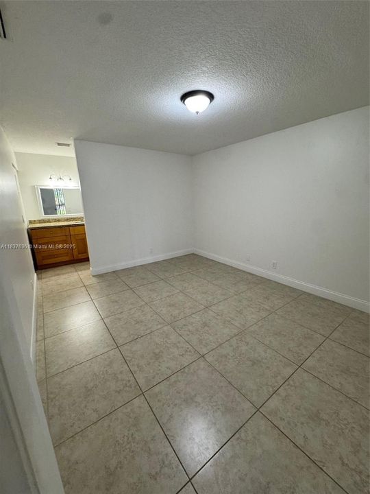 For Sale: $255,000 (2 beds, 2 baths, 982 Square Feet)