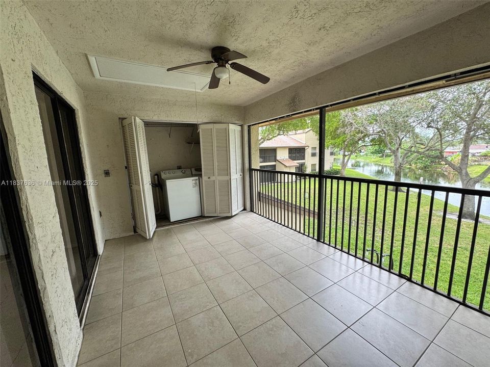 For Sale: $255,000 (2 beds, 2 baths, 982 Square Feet)