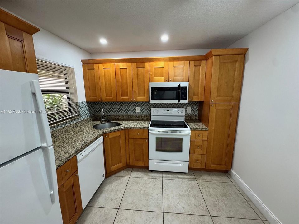 For Sale: $255,000 (2 beds, 2 baths, 982 Square Feet)